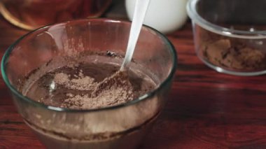 Cam kasede çikolatalı pudingi karıştırmak, kaşık kullanmak, tatlı yapmak