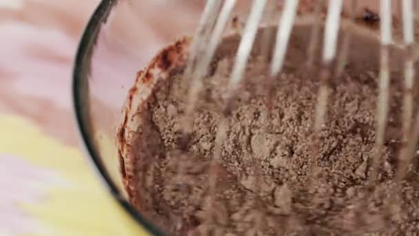 Miscelazione Ciotola Vetro Budino Cioccolato Con Frusta Rendendo Dessert — Video Stock