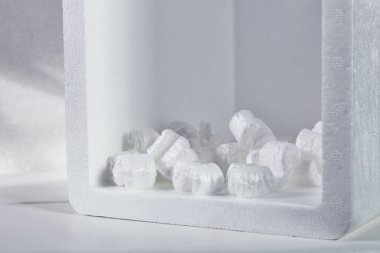 Ürünü ve bakım ürünlerini korumak için köpüklü kutu. , 