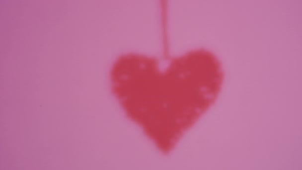 赤いハートの形の影は 赤い背景 バレンタインデー 情熱と愛に掛かって移動します — ストック動画