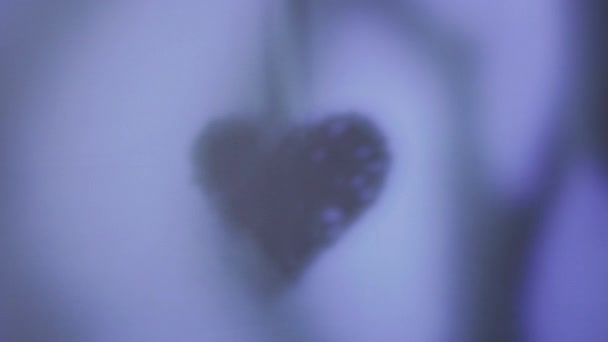 Sombra Forma Corazón Azul Colgando Moviéndose Sobre Fondo Azul Día — Vídeo de stock