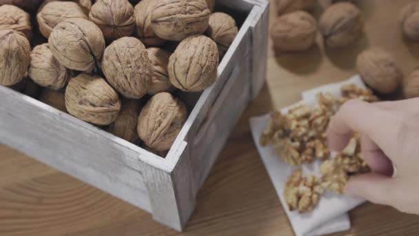 Tomando Nueces Kernel Mesa Madera Caja Madera Con Nueces Comer — Vídeo de stock