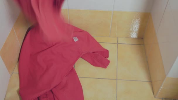 Rzucanie Czerwonymi Brudnymi Ubraniami Żółtą Podłogę Koncepcja Prania — Wideo stockowe