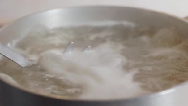 Cucinare Gli Spaghetti Acqua Calda Mescolare Pasta Con Cucchiaio Degli — Video Stock