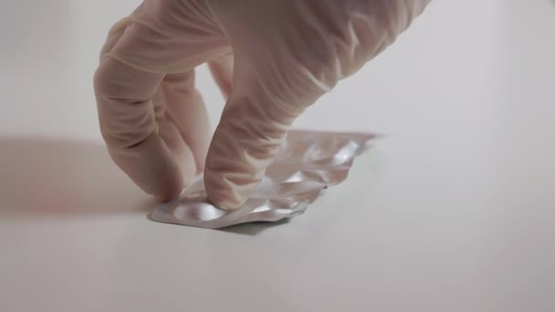 ブリスターパック ヘルスケア 医薬品コンセプトから手袋の物語ピンク医学の錠剤を手に入れる — ストック動画