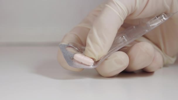 Χέρι Χειρουργική Γάντι Ιστορίες Ροζ Χάπι Φάρμακο Από Συσκευασία Κυψέλης — Αρχείο Βίντεο