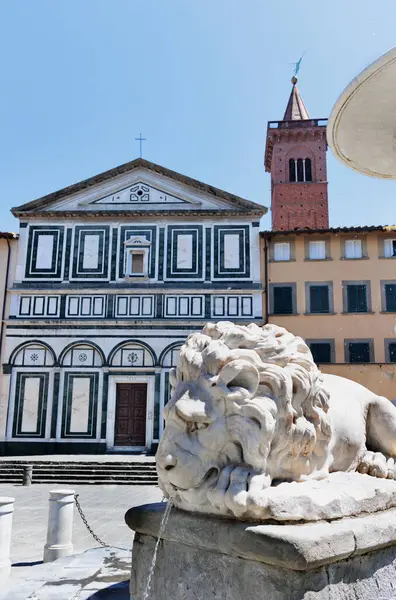 Empoli, Tuscany, Farinata degli Uberti meydanı çeşmeli ve Collegiata di Sant 'Andrea kilisesi. 