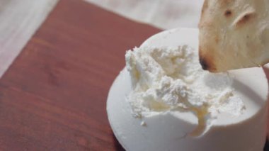 İştah açıcı peynirli sandviç, ricotta ve rustik ekmek, İtalyan taze süt peyniri.