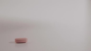 Elle ameliyat eldiveni hikayeleri. Su toplamış paketten pembe ilaç hapı. Sağlık sigortası ve ilaç konsepti., 