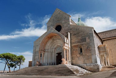Aziz Kiriaküs 'ün Ancona Katedrali' nin dışı. Roma ve Gotik unsurlarda beyaz taşlarla inşa edilmiş. Kırmızı mermer aslanlarla dolu güzel bir cephe. ,