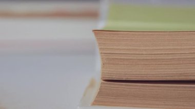 Kitap okurken, boş zamanlarında ya da okurken sayfaları çevirmek 