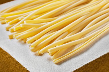 İtalyan makarnası, uzun ve kalın makarna buğday ve su ile yapılır. 