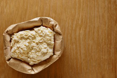 Sarı kağıt torbada sarı un, sağlıklı yiyecekler hazırlıyor. 