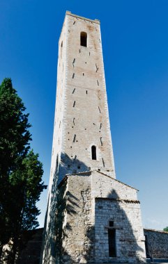  11-07-2024 İtalya-San Severino Marche, Yüksek ve eğilimli Sivil Kule olarak bilinen Smeducci Kulesi, 13. Yüzyılda gözlem ve savunma işlevleriyle dikildi.