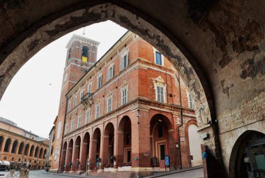 Fabriano, İtalya, Piazza del Comune ile Vescovile Sarayı eski şehir tarihinin Torre Civica ya da saat kulesi, ünlü Marche turizm merkezi