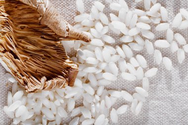 Kurutulmuş mantar ve pilav pilavı pilav pişirmeye hazır.