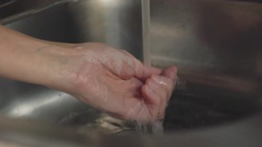 Musluk suyu, hijyen ve cilt bakımıyla sabunlu el temizliği