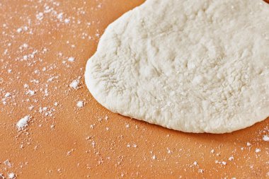 Hamur hamuru pişirmeden önce masaya konur, yemek hazırlar.