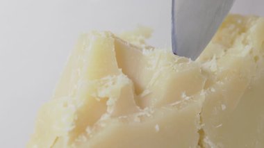 İtalyan parmesan peyniri -Parmigiano Reggiano masadaki inek sütünden üretilir, peynir bıçağıyla kesilir.