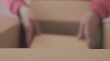Tahta hediye kutusunu paket kağıdıyla birlikte karton kutuya koy. Teslimat, sürpriz ve kutlama için hazır olsun.
