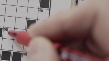 Bulmaca, beyin fırtınası ve boş zaman üzerine kırmızı kalemle yazılmış Kelime Yardım Et bana