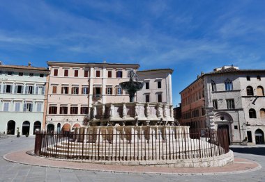 Perugia, İtalya, 30-Mayıs - 2025, Perugia, İtalya 'nın başkenti Umbria' nın Kasım ayındaki Piazza IV 'teki Monumental Fontana Maggiore, iki eşmerkezli çokgen mermer leğen ve üst üste bir bronz kupadan oluşmaktadır.