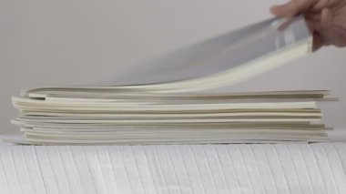 Yer ayırmak ya da sıraya koymak için bir yığın farklı dergi