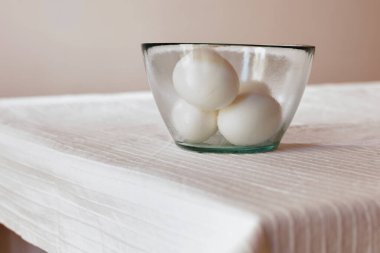 Masada taze beyaz yumurtalar ve yemek hazırlayan cam kase. 