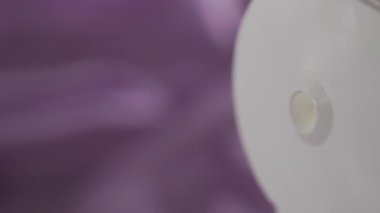 Beyaz bir tüpten sıkılmış beyaz nemlendirici krem, cilt estetiği.