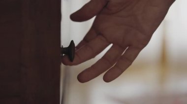 Boş antik ahşap çekmeceyi açıp kapatmanın ayrıntıları.