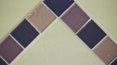 Sarı ve mor geometrik fayanslar üzerinde su, temizlik banyosu veya yüzme havuzu, soyut arka plan