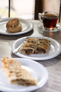 Masada kahvaltı için özenle hazırlanmış lezzetli yemekler.