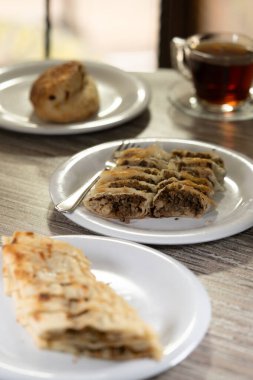 Masada kahvaltı için özenle hazırlanmış lezzetli yemekler.