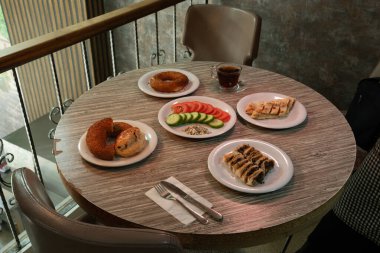 Masada kahvaltı için özenle hazırlanmış lezzetli yemekler.