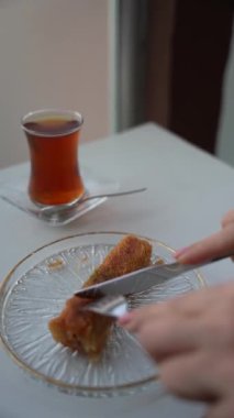 Lezzetli geleneksel tatlı servis edilmeye hazır