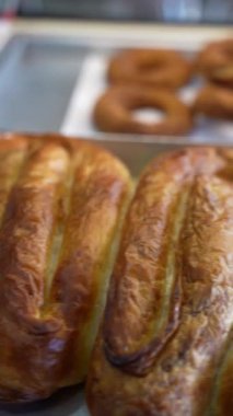 Taze pişmiş, lezzetli ve kızarmış hamur işi, kahvaltı için ideal.