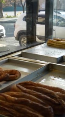 Taze pişmiş, lezzetli ve kızarmış hamur işi, kahvaltı için ideal.