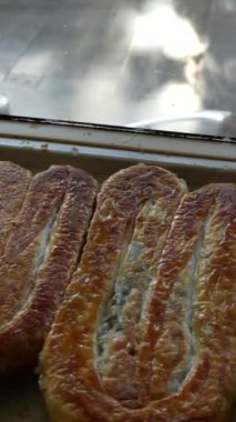 Taze pişmiş, lezzetli ve kızarmış hamur işi, kahvaltı için ideal.