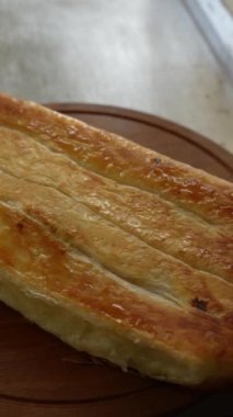 Taze pişmiş, lezzetli ve kızarmış hamur işi, kahvaltı için ideal.