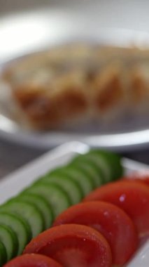 Taze pişmiş, lezzetli ve kızarmış hamur işi, kahvaltı için ideal.