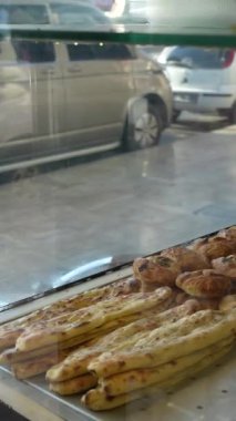 Taze pişmiş, lezzetli ve kızarmış hamur işi, kahvaltı için ideal.