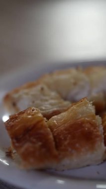 Taze pişmiş, lezzetli ve kızarmış hamur işi, kahvaltı için ideal.