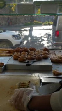 Taze pişmiş, lezzetli ve kızarmış hamur işi, kahvaltı için ideal.