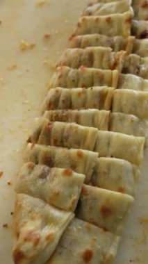 Taze pişmiş, lezzetli ve kızarmış hamur işi, kahvaltı için ideal.