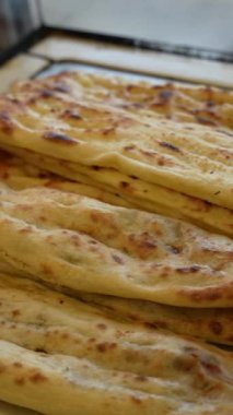 Taze pişmiş, lezzetli ve kızarmış hamur işi, kahvaltı için ideal.