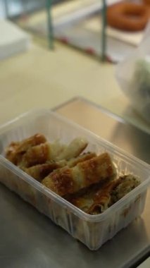 Taze pişmiş, lezzetli ve kızarmış hamur işi, kahvaltı için ideal.