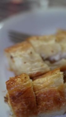 Taze pişmiş, lezzetli ve kızarmış hamur işi, kahvaltı için ideal.