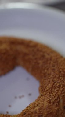 Taze pişmiş, lezzetli ve kızarmış hamur işi, kahvaltı için ideal.