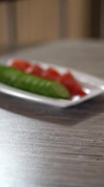 Taze pişmiş, lezzetli ve kızarmış hamur işi, kahvaltı için ideal.