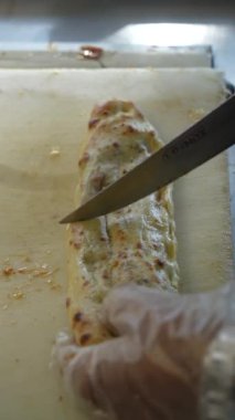 Taze pişmiş, lezzetli ve kızarmış hamur işi, kahvaltı için ideal.